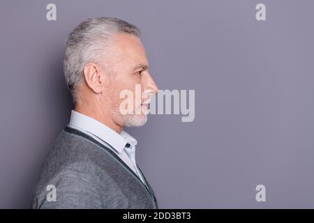 Gros plan profil vue latérale portrait de son beau beau le requin professionnel de contenu sérieux portant décontracté habillé-port copyspace isolé plus gris Banque D'Images