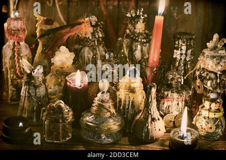 Tableau spirituel parlant avec bougies noires et ancienne clé. Wicca,  arrière-plan ésotérique et occulte avec des objets magiques vintage pour  des rituels mystiques. Halloween Photo Stock - Alamy