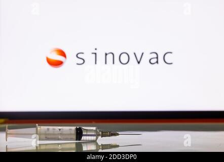 Katmandou, Népal - novembre 24 2020 : injection de seringues devant le logo Sinovac. Sinovac fait partie des nombreux vaccins contre le COVID-19 à l'essai. Banque D'Images