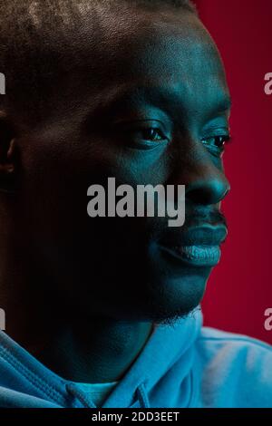 Gros plan de l'homme africain isolé sur fond rose Banque D'Images
