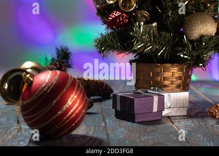 Cadeaux de Noël sur table en bois. Arrière-plan flou Banque D'Images