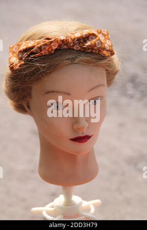 Une coiffure vintage sur une tête de mannequin en plastique. Banque D'Images