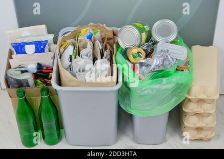Déchets recyclables : verre, plastique, papier, carton, métal préparé pour le recyclage. Déchets à recycler. Déchets pour le recyclage et réduire l'environnement écologique Banque D'Images