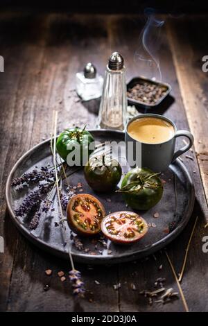 Salade de tomates sucrées avec café aromatique.nourriture et boisson saines.petit déjeuner à faible teneur en gras. Banque D'Images