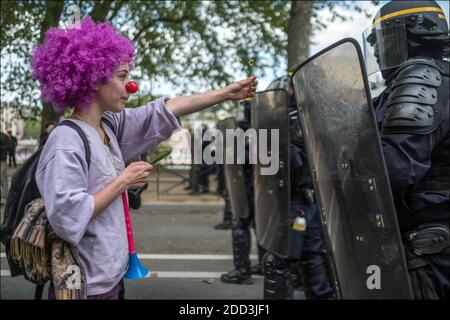 Plusieurs milliers de personnes ont participé au traditionnel rassemblement du jour de mai à Paris. Beaucoup de manifestants sont unis contre la politique du président français Emmanuel Macron. Des manifestants déguisés en clowns ont fait des moquins pour les policiers. France. 1er mai 2018. Photo de Renaud Khanh/ABACAPRESS.COM Banque D'Images