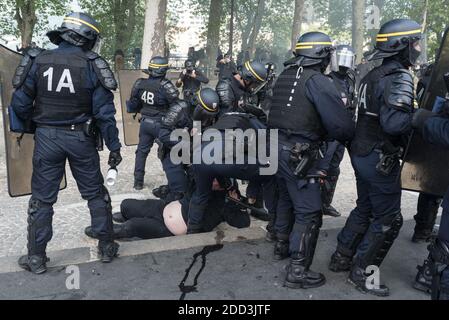 De nombreux affrontements ont éclaté entre les militants du Bloc Noir et la police lors de la diabolisation à Paris le 1er mai 2018 à Paris, en France. Photo de Samuel Boivin / ABACAPRESS.COM Banque D'Images