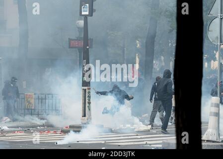 De nombreux affrontements ont éclaté entre les militants du Bloc Noir et la police lors de la diabolisation à Paris le 1er mai 2018 à Paris, en France. Photo de Samuel Boivin / ABACAPRESS.COM Banque D'Images