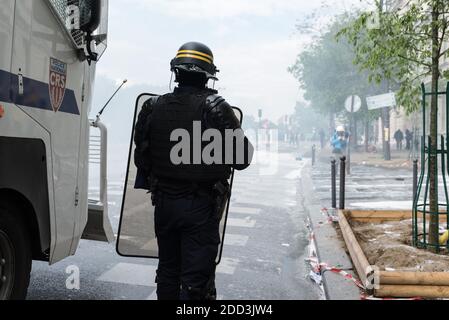 De nombreux affrontements ont éclaté entre les militants du Bloc Noir et la police lors de la diabolisation à Paris le 1er mai 2018 à Paris, en France. Photo de Samuel Boivin / ABACAPRESS.COM Banque D'Images