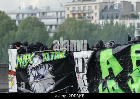 De nombreux affrontements ont éclaté entre les militants du Bloc Noir et la police lors de la diabolisation à Paris le 1er mai 2018 à Paris, en France. Photo de Samuel Boivin / ABACAPRESS.COM Banque D'Images