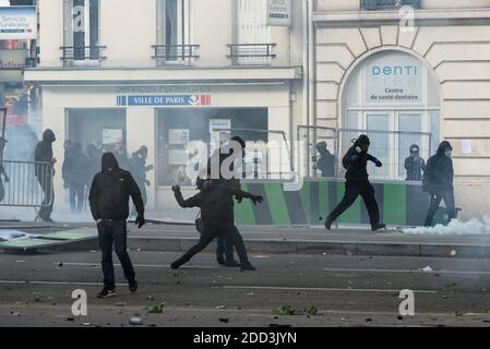 De nombreux affrontements ont éclaté entre les militants du Bloc Noir et la police lors de la diabolisation à Paris le 1er mai 2018 à Paris, en France. Photo de Samuel Boivin / ABACAPRESS.COM Banque D'Images