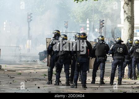 De nombreux affrontements ont éclaté entre les militants du Bloc Noir et la police lors de la diabolisation à Paris le 1er mai 2018 à Paris, en France. Photo de Samuel Boivin / ABACAPRESS.COM Banque D'Images