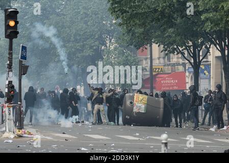 De nombreux affrontements ont éclaté entre les militants du Bloc Noir et la police lors de la diabolisation à Paris le 1er mai 2018 à Paris, en France. Photo de Samuel Boivin / ABACAPRESS.COM Banque D'Images