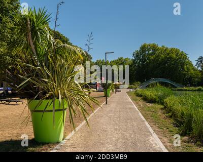 Chalon en Champagne, France - 07 août 2020 : parc par une chaude journée ensoleillée en été Banque D'Images