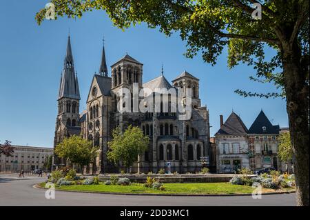 Chalon en Champagne, France - le 07 août 2020 : Église notre Dame en Vaux par une chaude journée ensoleillée en été Banque D'Images