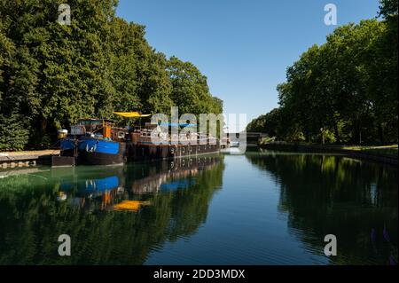 Chalon en Champagne, France - 07 août 2020 : Canal avec bateaux par une chaude journée ensoleillée en été Banque D'Images