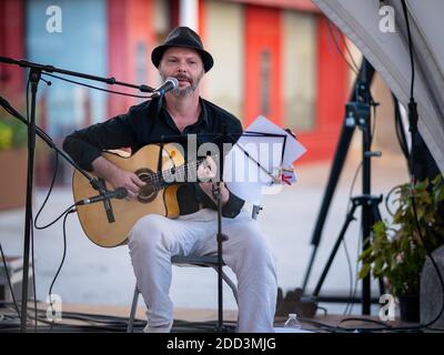 Chalon en Champagne, France - 07 août 2020 : homme jouant de la guitare et chantant lors d'un concert public par une chaude journée ensoleillée en été Banque D'Images