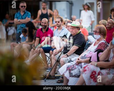 Chalon en Champagne, France - 07 août 2020 : les gens écoutent un concert public lors d'une chaude journée ensoleillée en été Banque D'Images