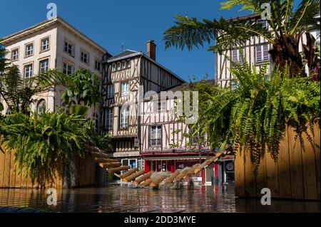 Chalon en Champagne, France - 07 août 2020 : maisons dans le centre, par une chaude journée ensoleillée en été Banque D'Images