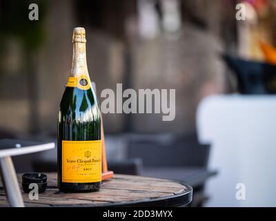 Chalon en Champagne, France - 07 août 2020 : une bouteille de champagne sur une petite table d'un restaurant, par une chaude journée ensoleillée en été Banque D'Images