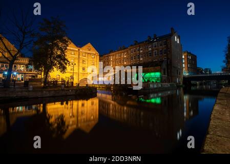 Canalside Blue Hour Reflections dans le centre-ville de Nottingham, dans le tinghamshire, Angleterre Banque D'Images