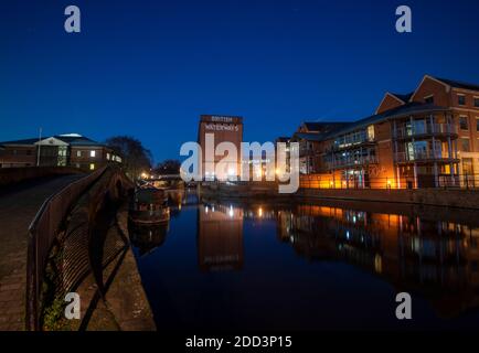 Canalside Blue Hour Reflections dans le centre-ville de Nottingham, dans le tinghamshire, Angleterre Banque D'Images