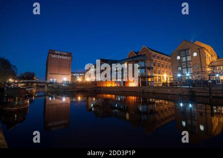 Canalside Blue Hour Reflections dans le centre-ville de Nottingham, dans le tinghamshire, Angleterre Banque D'Images