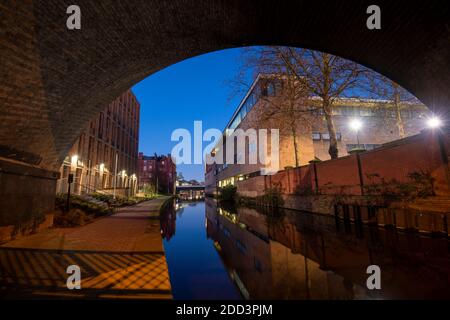 Canalside Blue Hour Reflections par le tribunal de comté de Nottingham City Centre, Notinghamshire Angleterre Royaume-Uni Banque D'Images