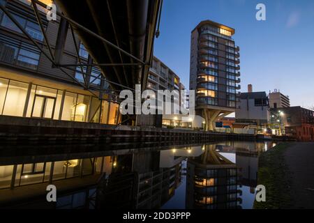 Canalside Blue Hour Reflections par le Nottingham One Development dans le centre-ville de Nottingham, dans le Nottinghamshire, Angleterre, Royaume-Uni Banque D'Images