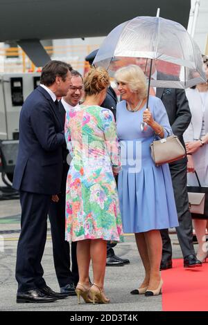 Prince Charles, Prince de Galles et Camilla, duchesse de Cornwal arrivent à l'aéroport international de Nice, accueilli par le préfet des Alpes-Maritimes Georges-François Leclerc, maire de Nice, Chirstian Estrosi et sa femme Laura Tenoudji-Estrosi. Le 7 mai 2017 à Nice, FRANCE. Photo par Olivier Huitel /pool/ABACAPRESS.COM Banque D'Images