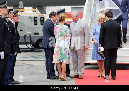 Prince Charles, Prince de Galles et Camilla, duchesse de Cornwal arrivent à l'aéroport international de Nice, accueilli par le préfet des Alpes-Maritimes Georges-François Leclerc, maire de Nice, Chirstian Estrosi et sa femme Laura Tenoudji-Estrosi. Le 7 mai 2017 à Nice, FRANCE. Photo par Olivier Huitel /pool/ABACAPRESS.COM Banque D'Images