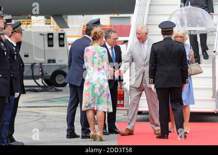 Prince Charles, Prince de Galles et Camilla, duchesse de Cornwal arrivent à l'aéroport international de Nice, accueilli par le préfet des Alpes-Maritimes Georges-François Leclerc, maire de Nice, Chirstian Estrosi et sa femme Laura Tenoudji-Estrosi. Le 7 mai 2017 à Nice, FRANCE. Photo par Olivier Huitel /pool/ABACAPRESS.COM Banque D'Images