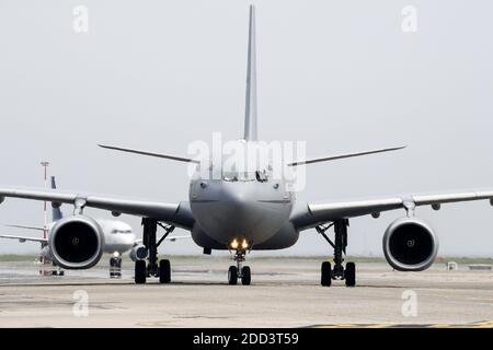 Prince Charles, Prince de Galles et Camilla, duchesse de Cornwal arrivent à l'aéroport international de Nice, accueilli par le préfet des Alpes-Maritimes Georges-François Leclerc, maire de Nice, Chirstian Estrosi et sa femme Laura Tenoudji-Estrosi. Le 7 mai 2017 à Nice, FRANCE. Photo par Olivier Huitel /pool/ABACAPRESS.COM Banque D'Images