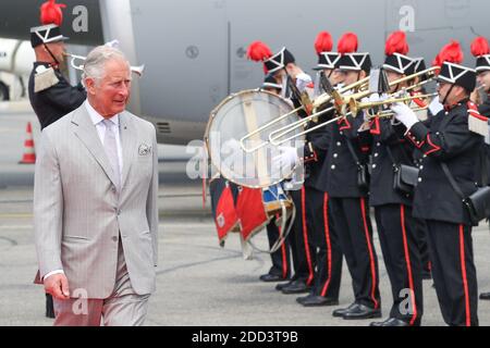 Prince Charles, Prince de Galles et Camilla, duchesse de Cornwal arrivent à l'aéroport international de Nice, accueilli par le préfet des Alpes-Maritimes Georges-François Leclerc, maire de Nice, Chirstian Estrosi et sa femme Laura Tenoudji-Estrosi. Le 7 mai 2017 à Nice, FRANCE. Photo par Olivier Huitel /pool/ABACAPRESS.COM Banque D'Images