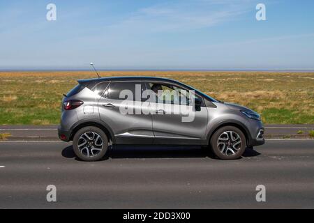 Renault Captur dynamique S NAV TC ; circulation automobile, véhicules en mouvement, voitures, véhicule roulant sur les routes britanniques, moteurs, automobile sur l'autoroute M6 réseau routier britannique. Banque D'Images