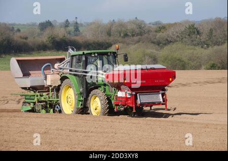 Irvillac (Bretagne, Nord-Ouest de la France): Production de graines de pomme de terre. Tracteur avec épandeur à buckSpreader Banque D'Images