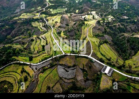 Les montagnes occidentales, route rurale henan Banque D'Images