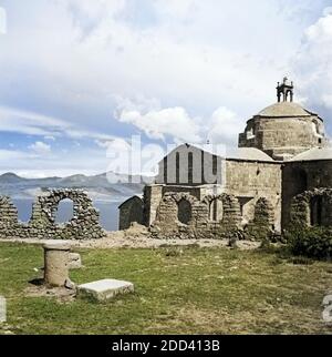 Die Kirche der Ortschaft Santiago Apostol dans Puno, Pérou 1960 er Jahre. Santiago Apostol eglise au village de Puno, Pérou 60. Banque D'Images