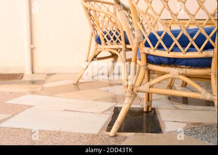 chaises en bois d'osier et table basse pour se détendre et socialiser en famille ou entre amis sur la terrasse extérieure du village de la maison Banque D'Images