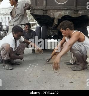 Männer beim Damespiel am Hafen von Belém do Pará (Brésil), 1966. Les hommes jouant les brouillons dans le port de Belém do Pará (Brésil), 1966. Banque D'Images