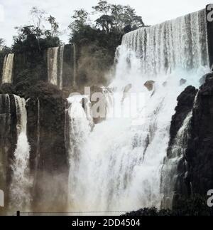 Die Wasserfälle-Iguazú Argentine/Brésil, 1960. L'Iguazu, Argentine/Brésil 1960. Banque D'Images