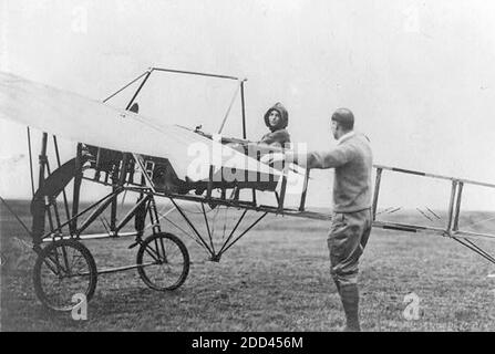 HARRIET QUIMBY (1875-1912) aviateur et scénariste américain Un avion Bleriot environ 1911 Banque D'Images