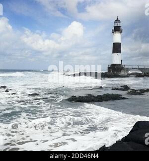 Der Leuchtturm Barra à Salvador, Brésil 1960 er Jahre. Le phare de Barra à Salvador, Brésil 1960. Banque D'Images