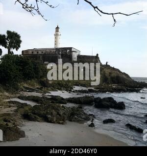 Der Leuchtturm Barra à Salvador, Brésil 1960 er Jahre. Le phare de Barra à Salvador, Brésil 1960. Banque D'Images