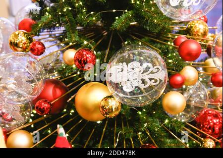 Pinceaux d'arbre de Noël décorés de décorations de Noël jouets balles près haut Banque D'Images
