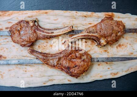 Steaks d'agneau grillés ou grillés sur fond noir. Banque D'Images