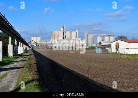 Autriche, cimenterie avec tapis roulant et terres agricoles en Basse-Autriche Banque D'Images