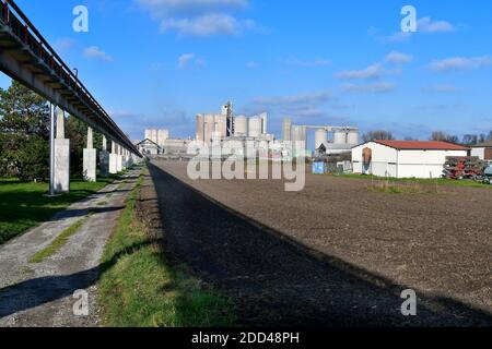 Autriche, cimenterie avec tapis roulant et terres agricoles en Basse-Autriche Banque D'Images