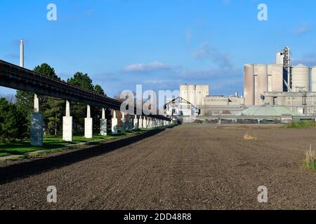 Autriche, cimenterie avec tapis roulant et terres agricoles en Basse-Autriche Banque D'Images