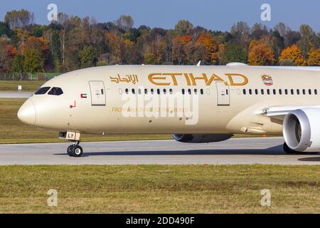 Munich, Allemagne - 21 octobre 2020: Etihad Boeing 787-9 Dreamliner à l'aéroport de Munich en Allemagne. Boeing est un fabricant d'avions américain Banque D'Images