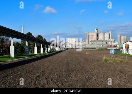 Autriche, cimenterie avec tapis roulant et terres agricoles en Basse-Autriche Banque D'Images